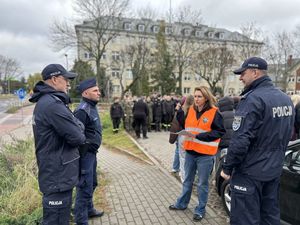 Policjanci podczas dzialań ewakuacyjnych nadzorujący działania.