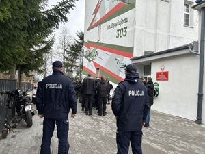 Policjanci podczas dzialań ewakuacyjnych nadzorujący działania.