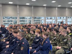 Zdjęcia przedstawiają przebieg uroczystości otwarcia Szkoły Policji w Gdańsku na których widać policjantów oraz iczniów z klasy policyjnej.