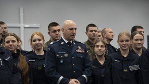 Zdjęcia przedstawiają przebieg uroczystości otwarcia Szkoły Policji w Gdańsku na których widać policjantów oraz iczniów z klasy policyjnej.