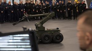 Zdjęcia przedstawiają przebieg uroczystości otwarcia Szkoły Policji w Gdańsku na których widać policjantów oraz iczniów z klasy policyjnej.