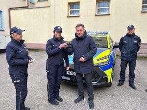 Zdjęcia wykonane na wewnętrzym dziedzińcu Komendy Powiatowej Policji w Chojnicach podczas uroczystego przekazania radiowozu.