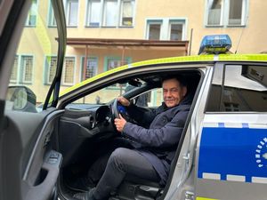 Zdjęcia wykonane na wewnętrzym dziedzińcu Komendy Powiatowej Policji w Chojnicach podczas uroczystego przekazania radiowozu.