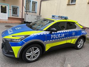 Zdjęcia wykonane na wewnętrzym dziedzińcu Komendy Powiatowej Policji w Chojnicach podczas uroczystego przekazania radiowozu.