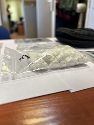 Woreczek z narkotykami leżący na biurku