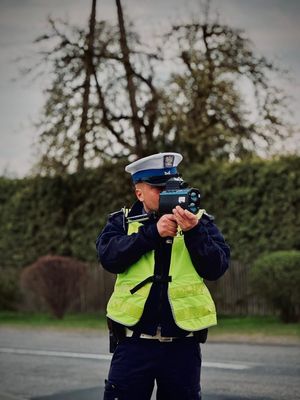 Policjant dokonujący pomiaru prędkości