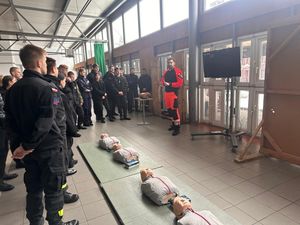 Uczniowie klasy policyjnej przyglądający się zajęcią w Akademi Policji w Szczytnie