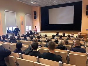 Uczniowie klasy policyjnej przyglądający się zajęcią w Akademi Policji w Szczytnie