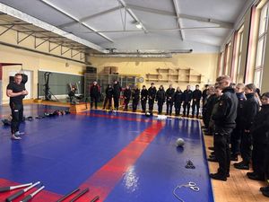 Uczniowie klasy policyjnej przyglądający się zajęcią w Akademi Policji w Szczytnie