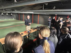 Uczniowie klasy policyjnej przyglądający się zajęcią w Akademi Policji w Szczytnie