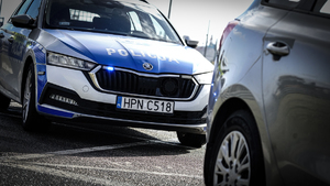 Policyjny radiowóz stojący za innym pojazdem