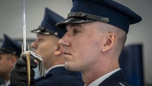 Policjant w umundurowaniu galowym trzymający szablę przy twarzy