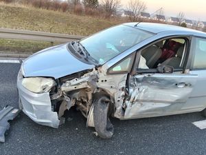 uszkodzony po zdarzeniu drogowym srebrny samochód stojący na jezdni