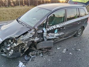 uszkodzony po zdarzeniu drogowym srebrny samochód stojący na jezdni