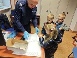 Policjanci podczas spotkania z dziećmi w komisariacoe policji