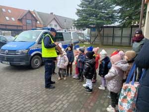 Policjanci podczas spotkania z dziećmi przed budynkiem policji