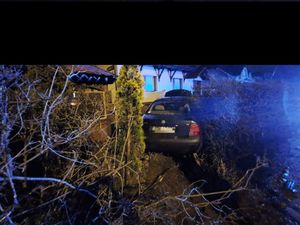 Pojazd który po zdarzeniu wjechał do ogrodu niszczaąc zieleń
