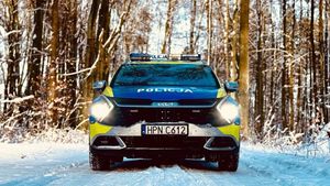 Policyjny radiowóz  w zimowej sceneri