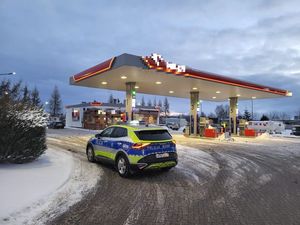 Radiowóz stojący na stacji paliw