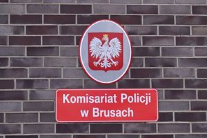 zdjęcia z oficjanlej zmiany struktury posterunku w komisariat. zdjęcia wykonane na zewnątrz przed budynkiem, w ziomowej sceneri przedstawiają policjantów oraz zaproszonych gości.