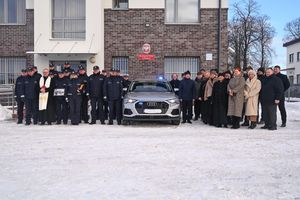zdjęcia z oficjanlej zmiany struktury posterunku w komisariat. zdjęcia wykonane na zewnątrz przed budynkiem, w ziomowej sceneri przedstawiają policjantów oraz zaproszonych gości.