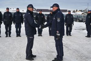 zdjęcia z oficjanlej zmiany struktury posterunku w komisariat. zdjęcia wykonane na zewnątrz przed budynkiem, w ziomowej sceneri przedstawiają policjantów oraz zaproszonych gości.