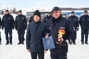 zdjęcia z oficjanlej zmiany struktury posterunku w komisariat. zdjęcia wykonane na zewnątrz przed budynkiem, w ziomowej sceneri przedstawiają policjantów oraz zaproszonych gości.