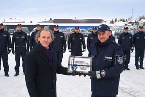 zdjęcia z oficjanlej zmiany struktury posterunku w komisariat. zdjęcia wykonane na zewnątrz przed budynkiem, w ziomowej sceneri przedstawiają policjantów oraz zaproszonych gości.