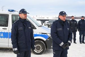 zdjęcia z oficjanlej zmiany struktury posterunku w komisariat. zdjęcia wykonane na zewnątrz przed budynkiem, w ziomowej sceneri przedstawiają policjantów oraz zaproszonych gości.