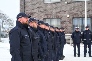 zdjęcia z oficjanlej zmiany struktury posterunku w komisariat. zdjęcia wykonane na zewnątrz przed budynkiem, w ziomowej sceneri przedstawiają policjantów oraz zaproszonych gości.