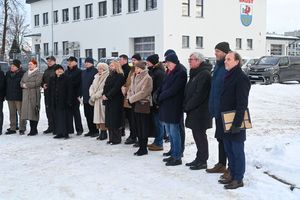 zdjęcia z oficjanlej zmiany struktury posterunku w komisariat. zdjęcia wykonane na zewnątrz przed budynkiem, w ziomowej sceneri przedstawiają policjantów oraz zaproszonych gości.