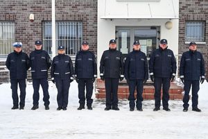 zdjęcia z oficjanlej zmiany struktury posterunku w komisariat. zdjęcia wykonane na zewnątrz przed budynkiem, w ziomowej sceneri przedstawiają policjantów oraz zaproszonych gości.