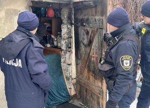 Policjanci idący na kontrolę osób w kryzysie bezdomności.