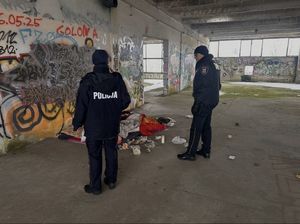 Policjanci idący na kontrolę osób w kryzysie bezdomności.