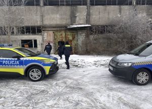 Policjanci idący na kontrolę osób w kryzysie bezdomności.