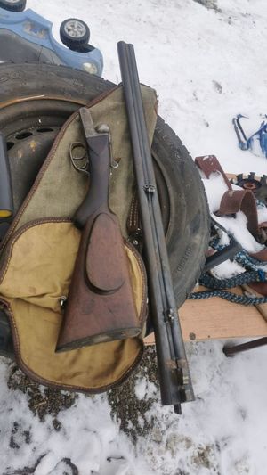 zabezpieczina broń leżąca na starych oponach