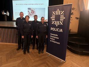 Dzielnicowi stojący przybanże KPP w Chojnicach