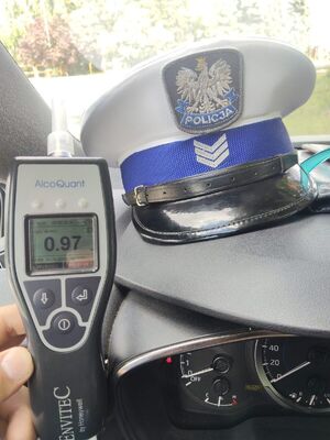 policzyjna czapka leżąca na podszybiu w pojezdzie. przed nią policyjny alkotest