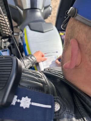 Policjant wypisujący mandat