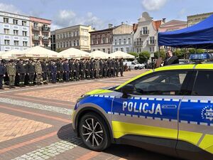 Zdjęcia z obchodów święta kadeta- szkoły mundurowej, które odbyły się na płycie starego rynku w Chojnicach.