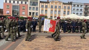 Zdjęcia z obchodów święta kadeta- szkoły mundurowej, które odbyły się na płycie starego rynku w Chojnicach.