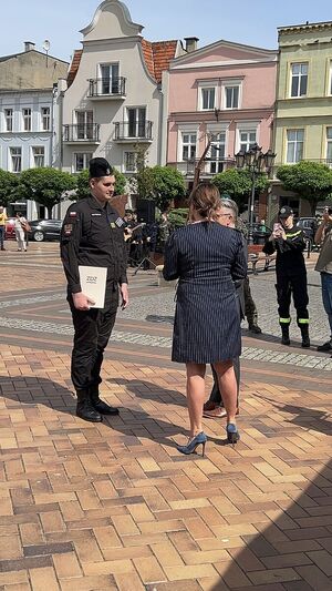 Zdjęcia z obchodów święta kadeta- szkoły mundurowej, które odbyły się na płycie starego rynku w Chojnicach.