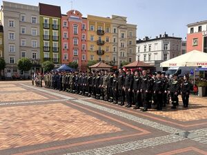 Zdjęcia z obchodów święta kadeta- szkoły mundurowej, które odbyły się na płycie starego rynku w Chojnicach.