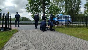 Policjanci podczas ćwiczeń sztabowych symulujący zatrzymanie osoby podejrzanej