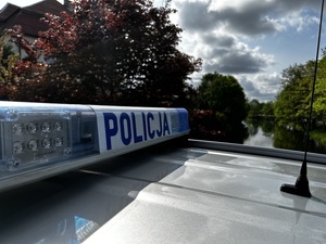 Zdjęcie przedstawiające napis policja na dachu radiowozu
