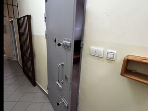 Uchylone drzi do pomieszczenia dla osób zatrzymanych