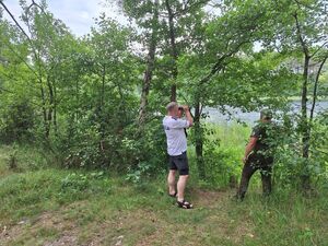 Policjant i strażnik leśny patrolując Partk Narodowy