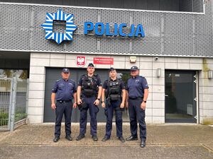 Policjanci stojący przed budynkiem rewiru dzielnicowych w Charzykowach