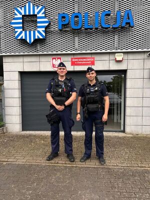 Policjanci stojący przed budynkiem rewiru dzielnicowych