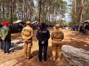 Policjanci i strażacy podczas spotkania z młodzieżą uczestnicżcą w obozie harcerskim